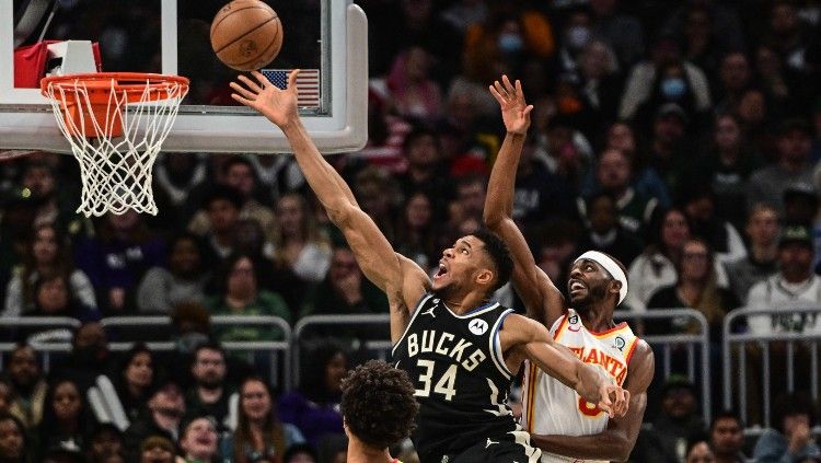 Aksi Giannis Antetokounmpo kala Milwaukee Bucks menghadapi Atlanta Hawks (30/10/22). (Foto: Reuters/Benny Sieu-USA TODAY Sports) Copyright: © Reuters/Benny Sieu-USA TODAY Sports