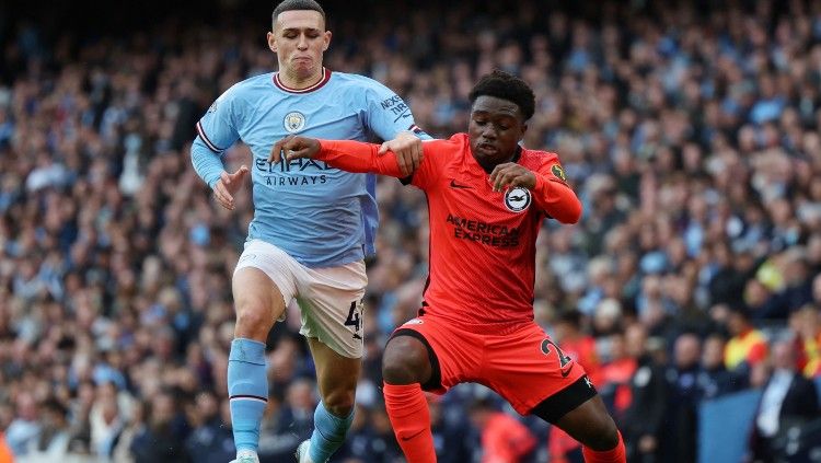 Tariq Lamptey (kanan) berduel dengan Phil Foden di laga Manchester City vs Brighton (22/10/22). (Foto: Reuters/Molly Darlington) Copyright: © Reuters/Molly Darlington