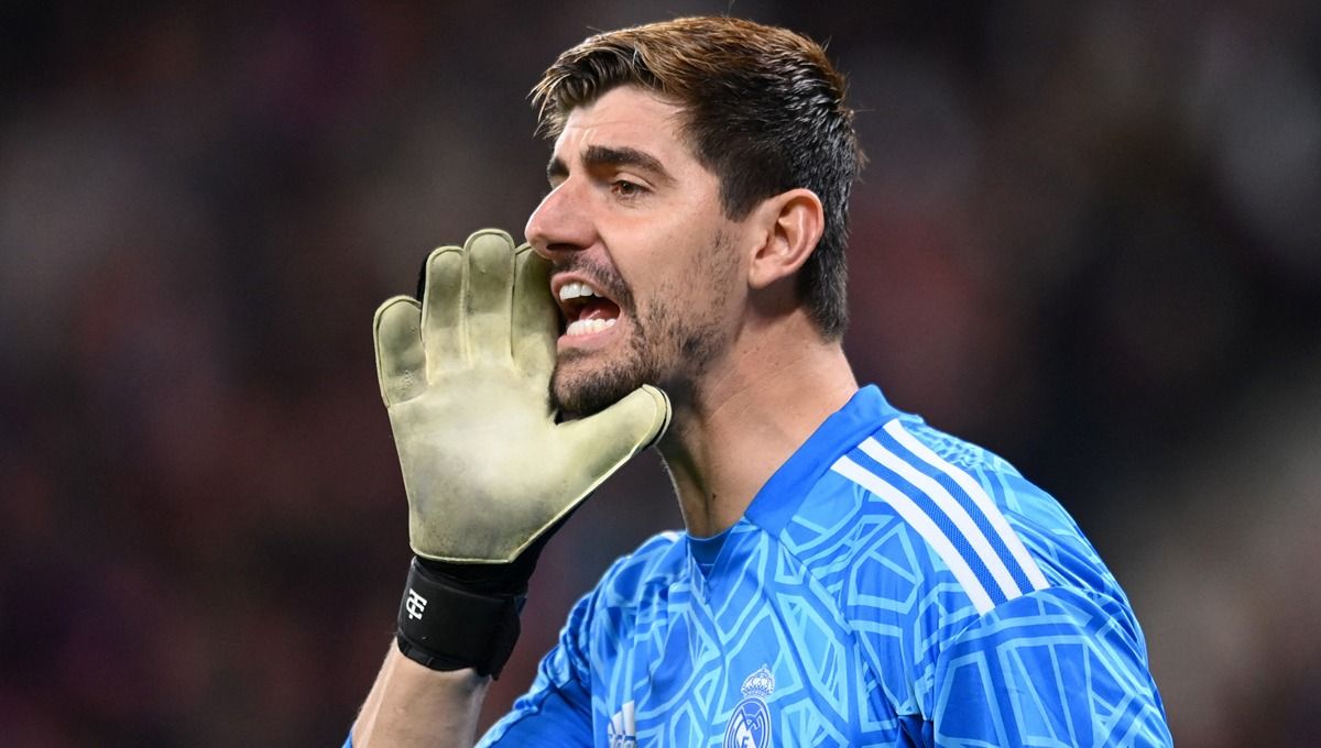 Thibaut Courtois pasrah dengan kans juara Liga Spanyol Real Madrid usai kalah di El Clasico kontra Barcelona pada Senin (20/03/23) lalu. Foto: REUTERS/Annegret Hilse Copyright: © Reuters/Annegret Hilse