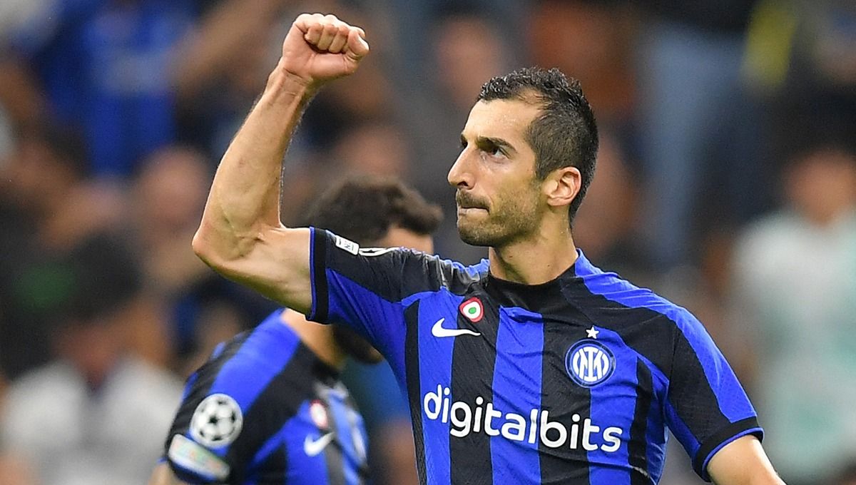 Pemain Inter Milan, Henrikh Mkhitaryan, jemawa timnya raih Scudetto Liga Italia (Serie A) 2023/2024 usai bantai AC Milan, Sabtu (16/09/23) malam WIB. Foto: REUTERS/Daniele Mascolo Copyright: © Reuters/Daniele Mascolo