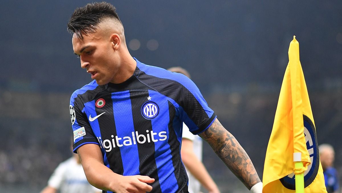 Top Skor Liga Italia (Serie A) hari ini, Sabtu (11/03/23), Lautaro Martinez gagal mengejar bomber Napoli, Victor Osimhen, yang jadi pencetak gol terbanyak. Foto: REUTERS/Daniele Mascolo Copyright: © Reuters/Daniele Mascolo