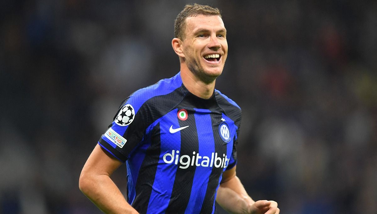 Edin Dzeko kabarnya diminati klub Arab Saudi, Al Hilal, di bursa transfer meski saat ini sedang bernegosiasi dengan klub Italia (Serie A), Inter Milan. Copyright: © Reuters/Daniele Mascolo