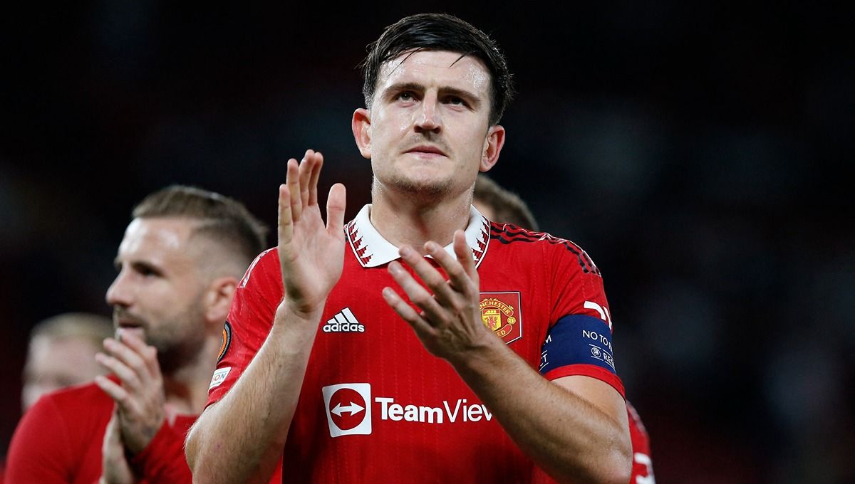 Ahli transfer asal Italia, Fabrizio Romano, bantah rumor kepindahan bek pesakitan Manchester United, Harry Maguire, ke Aston Villa. Copyright: © Reuters/Craig Brough