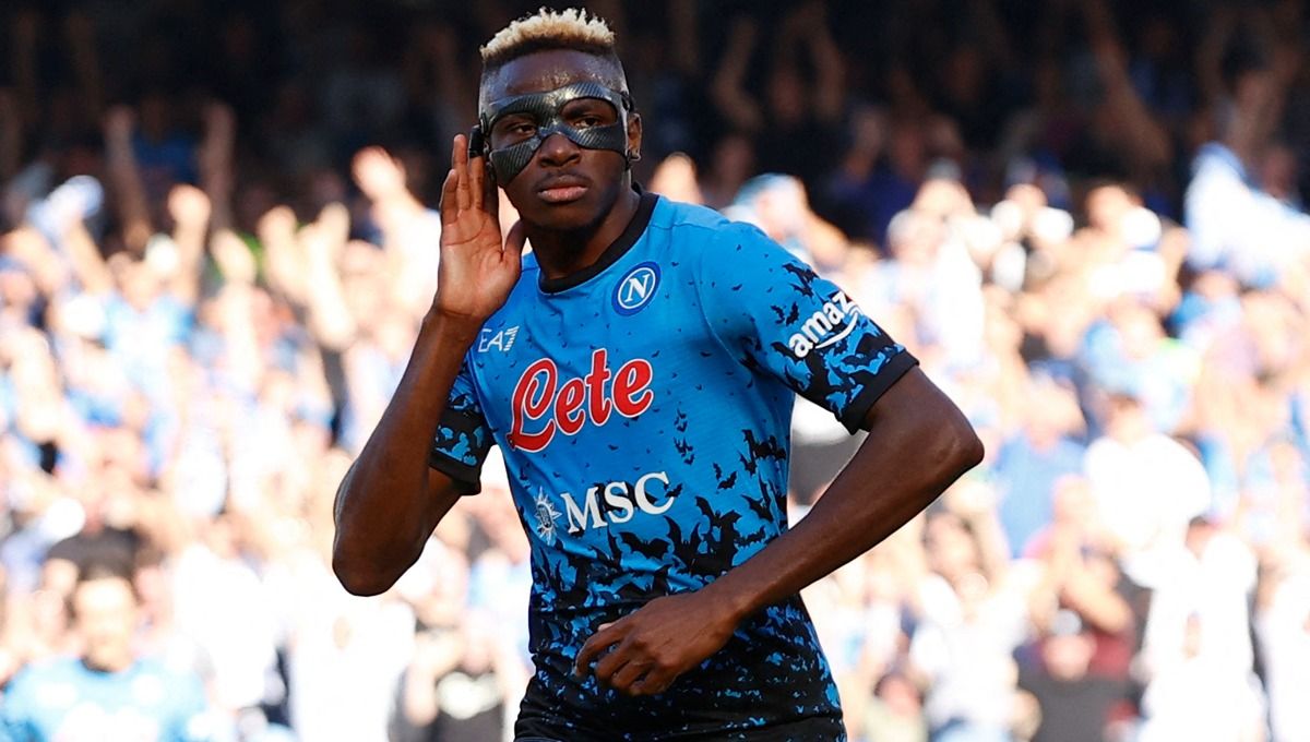 Striker Napoli, Victor Osimhen, bikin rekor baru yang seharusnya buat raksasa Liga Inggris (Premier League), Manchester United, kian tergoda untuk menggaetnya. Copyright: © Reuters/Ciro De Luca