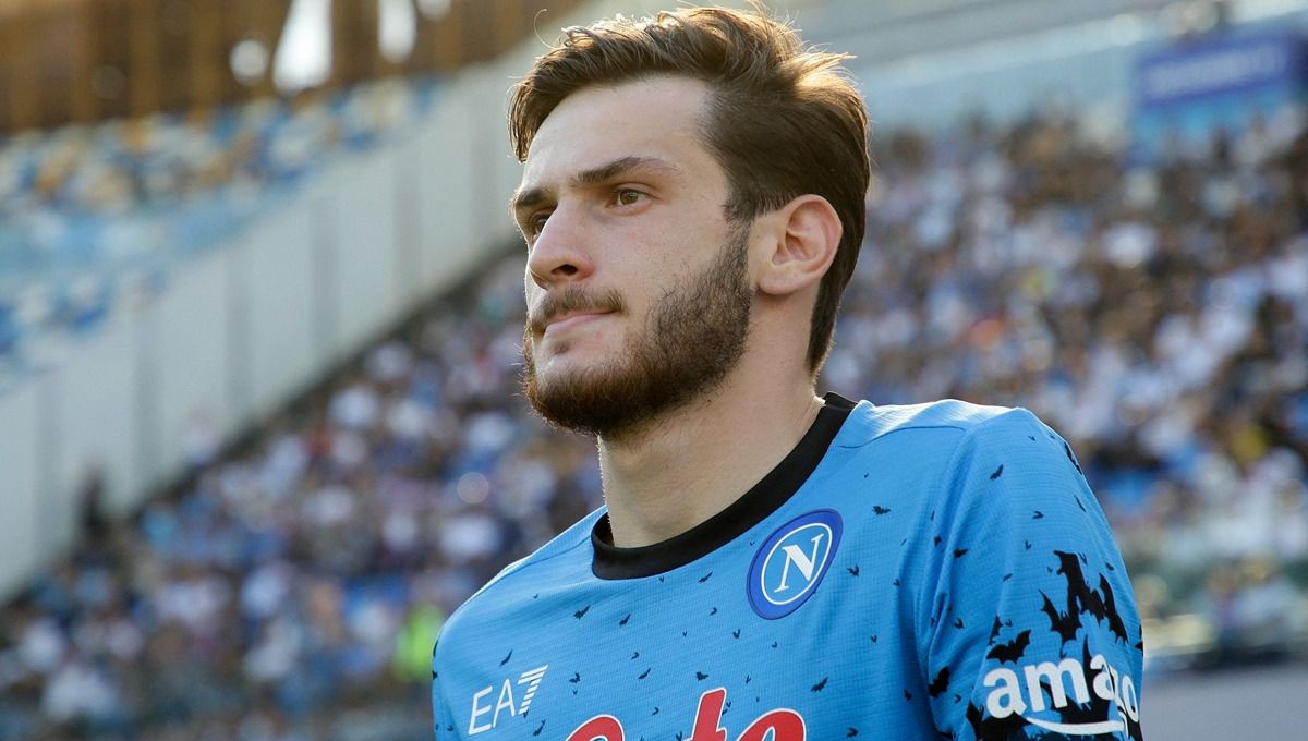 Khvicha Kvaratskhelia siap dilepas dengan biaya transfer selangit oleh Napoli, dengan dua raksasa Manchester kabarnya mulai berebut tanda tangannya. Foto: REUTERS/Ciro De Luca Copyright: © Reuters/Ciro De Luca