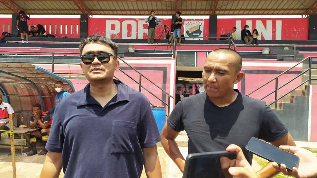 Mantan Persib Bandung yang sekaligus pengurus sekolah sepak bola (SSB) UNI, Boy Jati Asmara, bersyukur lapangan tempat latihan anak asuhnya akan direnovasi menjadi standar FIFA. Copyright: © Arif Rahman/INDOSPORT