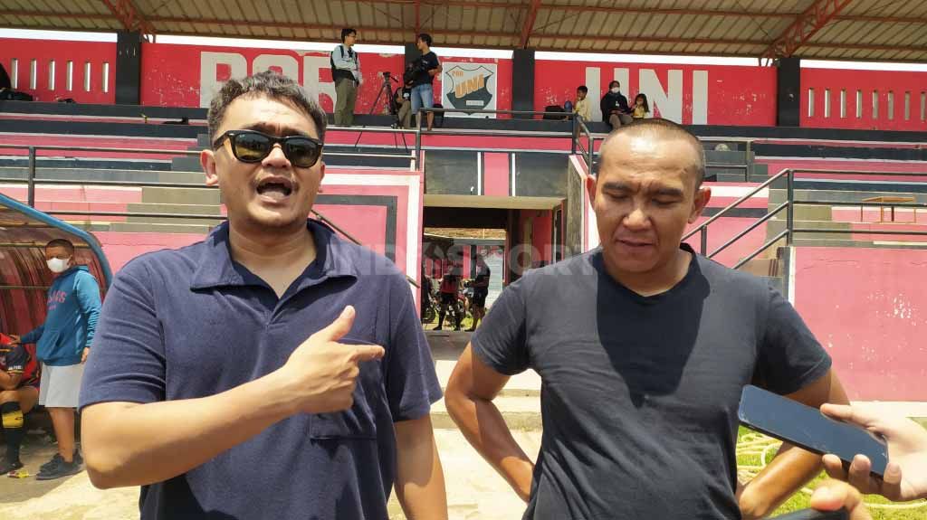 CEO Jebreeetmedia selaku partner dari pengelola Lapangan UNI, Valentino Simanjuntak (kiri) dan mantan pemain Persib, Boy Jati Asmara sekaligus perwakilan pengurus SSB UNI. Copyright: © Arif Rahman/INDOSPORT