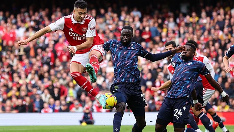 Pemain Arsenal berusaha menyambut bola tapi diganggu oleh para pemain Nottingham Forest di Liga Inggris. Copyright: © REUTERS/David Klein
