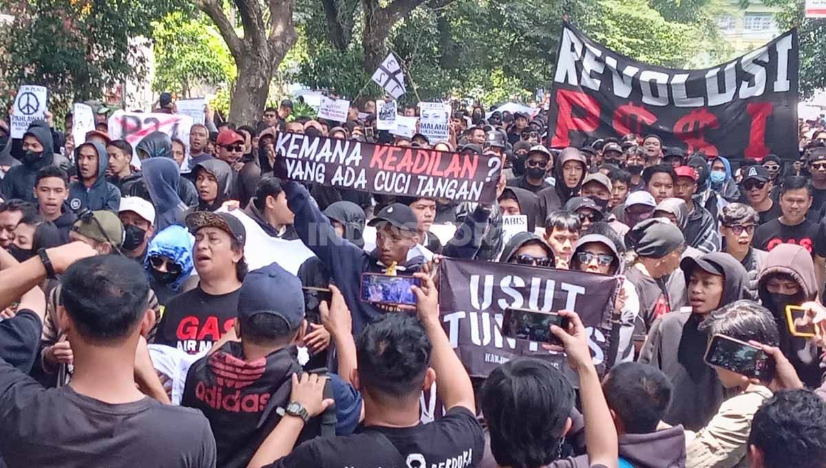 Aremania menilai proses hukum yang tengah berjalan dalam kasus Tragedi Kanjuruhan saat ini masih jauh dari harapan.  (Foto: Ian Setiawan/INDOSPORT) Copyright: © Ian Setiawan/INDOSPORT