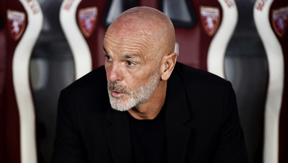 Pendukung AC Milan menggalakkan suara terkait dengan posisi Stefano Pioli sebagai pelatih Rossoneri yang hampir jomplang. Foto: REUTERS/Massimo Pinca Copyright: © Reuters/Massimo Pinca