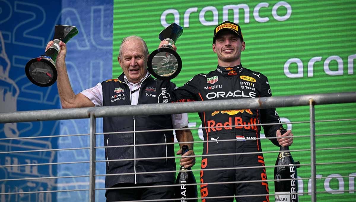 Helmut Marko (kiri) dan pembalap Red Bull Racing Limited Max Verstappen (kanan) dari Tim Belanda merayakan kemenangannya dalam balapan Grand Prix F1 AS di Circuit of the Americas. (Foto: REUTERS/Jerome Miron) Copyright: © REUTERS/Jerome Miron