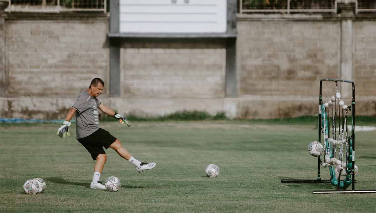 Pelatih kiper Bali United, Marcelo Pires, saat menggunakan alat baru dari Inggris. (Foto: Bali United) Copyright: © Bali United