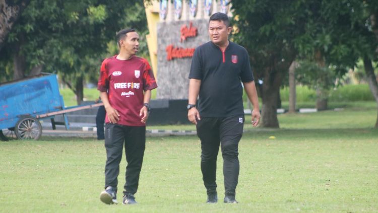 Haryanto Prasetyo (kanan) dipanggil ke TC Timnas Indonesia jelang FIFA Matchday melawan Palestina dan Argentina untuk membantu pelatih Shin Tae-yong.. Copyright: © Nofik Lukman Hakim/INDOSPORT