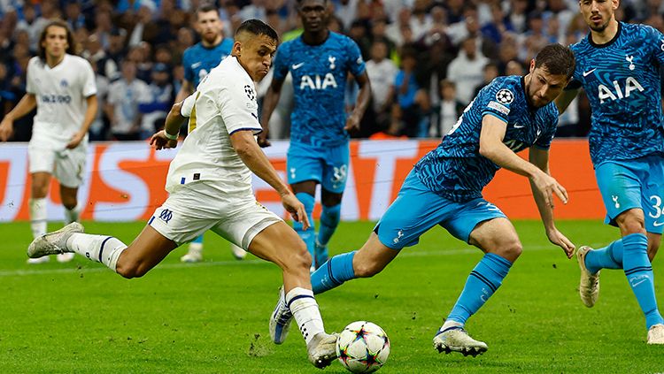 Pemain Marseille, Alexis Sanchez melepaskan tendangan tapi berusaha diadang pemain Tottenham di Liga Champions. Copyright: © REUTERS/Eric Gaillard