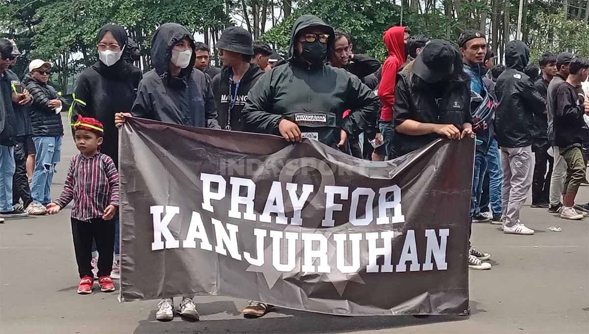 Aremania kembali menggelar aksi demo usut tuntas Tragedi Kanjuruhan, kali ini start dari Stadion Kanjuruhan berjalan kaki mendatangi Kejaksaan Negeri Kab. Malang. Copyright: © Ian Setiawan/INDOSPORT