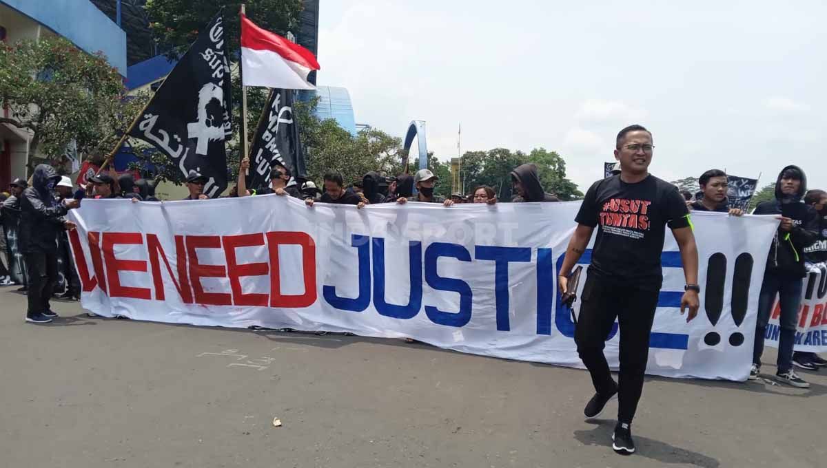 Aremania kembali menggelar aksi demo usut tuntas Tragedi Kanjuruhan, kali ini start dari Stadion Kanjuruhan berjalan kaki mendatangi Kejaksaan Negeri Kab. Malang. Copyright: © Ian Setiawan/INDOSPORT