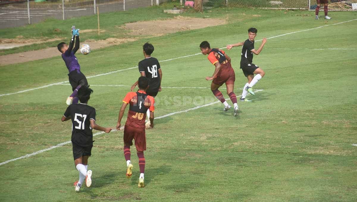 Pertandingan uji coba antara RANS Nusantara FC vs RANS Nusantara FC U-20 di Lapangan A Senayan, Rabu (02/11/22). Copyright: © Herry Ibrahim/INDOSPORT