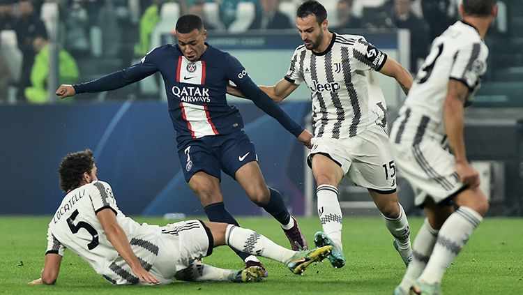 Penyerang PSG, Kylian Mbappe dikawal ketat para pemain Juventus di Liga Champions. Copyright: © REUTERS/Massimo Pinca