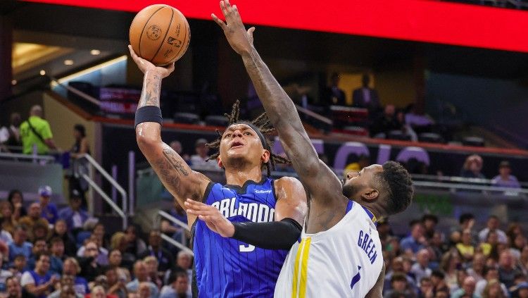 Paolo Banchero (kiri) mencoba melewati JaMychal Green di duel Orlando Magic vs Golden State Warriors (04/11/22). (Foto: Reuters/Mike Watters-USA TODAY Sports) Copyright: © Reuters/Mike Watters-USA TODAY Sports