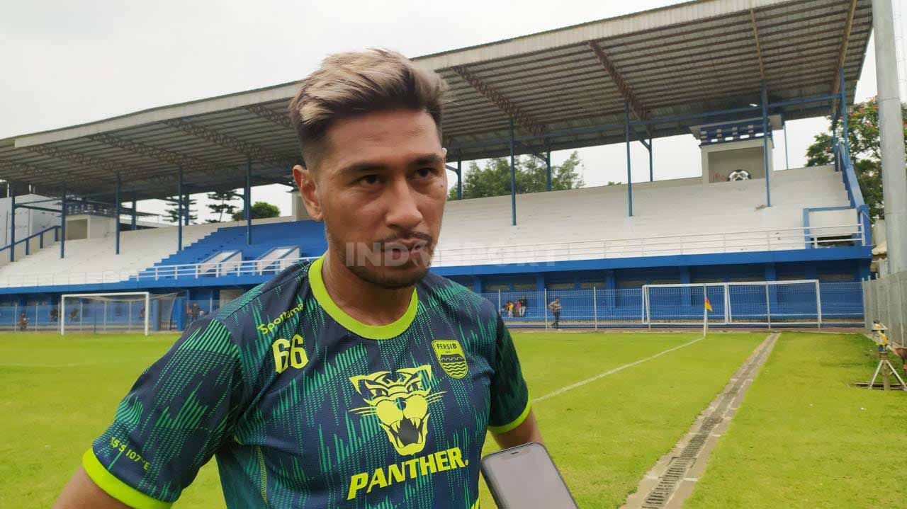 Bek Persib Bandung, Daisuke Sato, sudah tidak sabar untuk menghadapi RANS Nusantara FC pada pertandingan tandang Liga 1 2022-2023 di Stadion Pakansari. (Foto: Arif Rahman/INDOSPORT) Copyright: © Arif Rahman/INDOSPORT