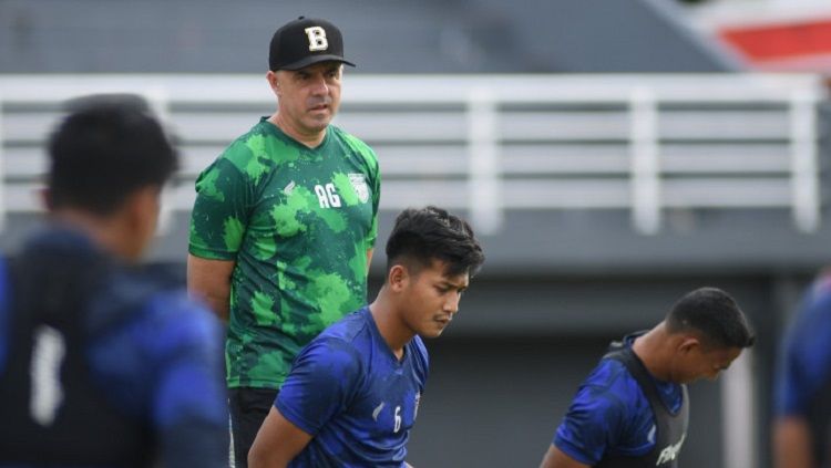 Pelatih Borneo FC, Andre Gaspar, memastikan pasukannya fokus ke pertandingan menghadapi Persib Bandung, pada laga tandang Liga 1 2022-2023. Copyright: © Media Borneo FC