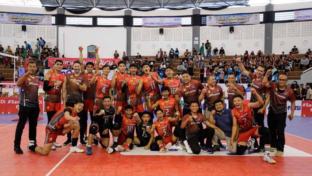 BIN Samator Surabaya menang atas Indomaret Sidoarjo dalam final four Liga Bola Voli Indonesia (Livoli) Divisi Utama 2022, yang dihelat di GOR Ki Mageti, Magetan, Jawa Timur, Jumat (04/11/22). (Foto: Humas Samator Surabaya) Copyright: © Humas Samator Surabaya