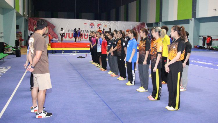 Tim Wushu Malaysia latihan bersama atlet Wushu Indonesia di GBK Arena. Copyright: © PB Wushu Indonesia