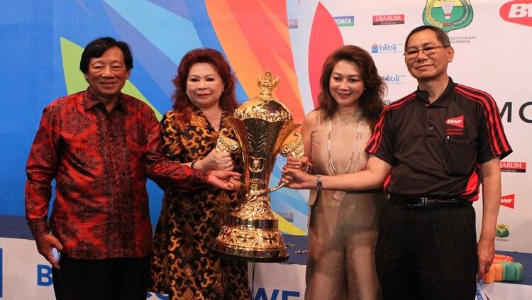 Justian Suhandinata (paling kiri) berpose bersama Piala Suhandinata. Copyright: © Broto Happy/PBSI