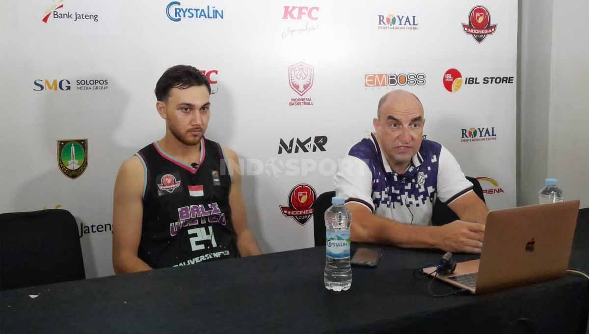 Pelatih Bali United Basketball, Anthony Garbelotto didampingi Neo Pande. (Foto: Nofik Lukman Hakim/INDOSPORT) Copyright: © Nofik Lukman Hakim/INDOSPORT