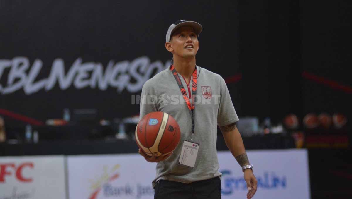 Penyerang Persis Solo, Irfan Bachdim, saat hadir pada pembukaan IBL Indonesian Cup 2022 di Sritex Arena, Jumat (4/11/22). Copyright: © Nofik Lukman Hakim/INDOSPORT