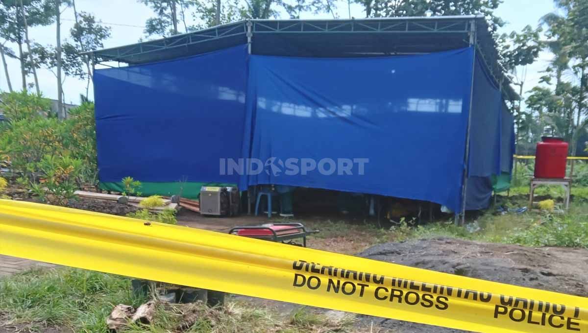 Lokasi autopsi Tragedi Kanjuruhan dipasangi police line. Foto: Ian Setiawan/INDOSPORT. Copyright: © Ian Setiawan/INDOSPORT