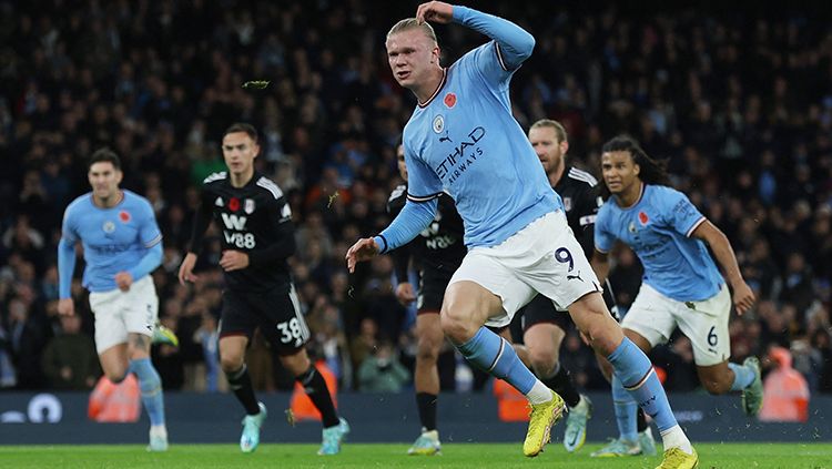 Erling Haaland kembali mencatatkan namanya di papan skor dalam laga lanjutan Liga Inggris (Premier League) 2022/2023, Man City vs Fulham, pada Sabtu (05/11/22). Copyright: © Reuters/Lee Smith