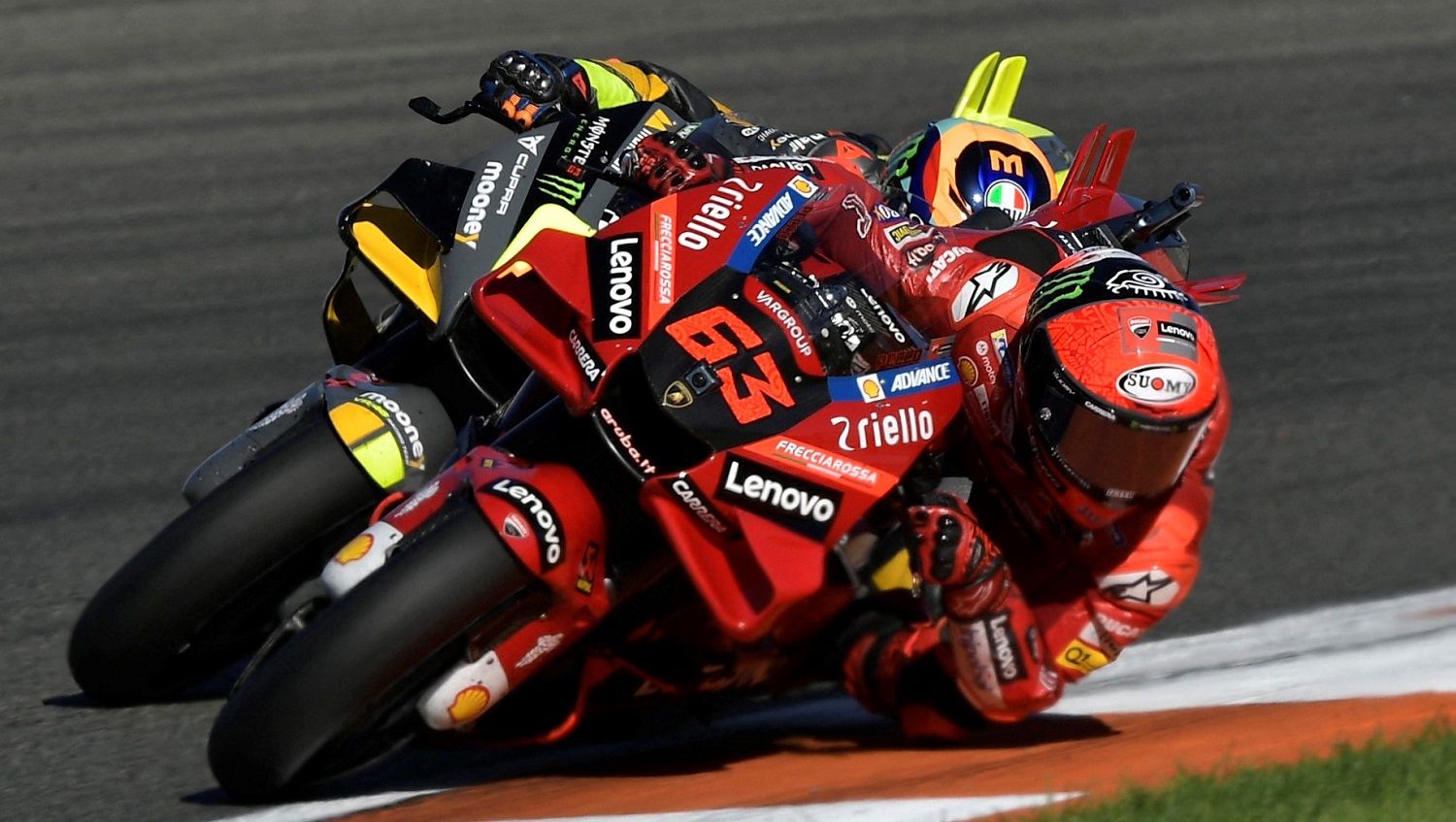 Francesco Bagnaia keluar sebagai juara MotoGP 2022 meski hanya finis di posisi ke-9 MotoGP Valencia, Minggu (06/11/22). Copyright: © REUTERS/Pablo Morano