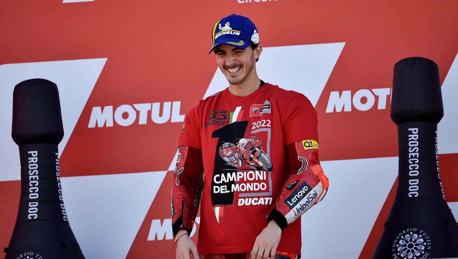 Pembalap Ducati Lenovo, Francesco Bagnaia, merayakan gelar juara dunia MotoGP 2022, Minggu (06/11/22). Copyright: © REUTERS/Pablo Morano