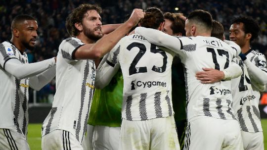 Pemain Juventus, Danilo melakukan selebrasi setelah mencetak gol ke gawang Inter Milan Copyright: © REUTERS-Massimo Pinca