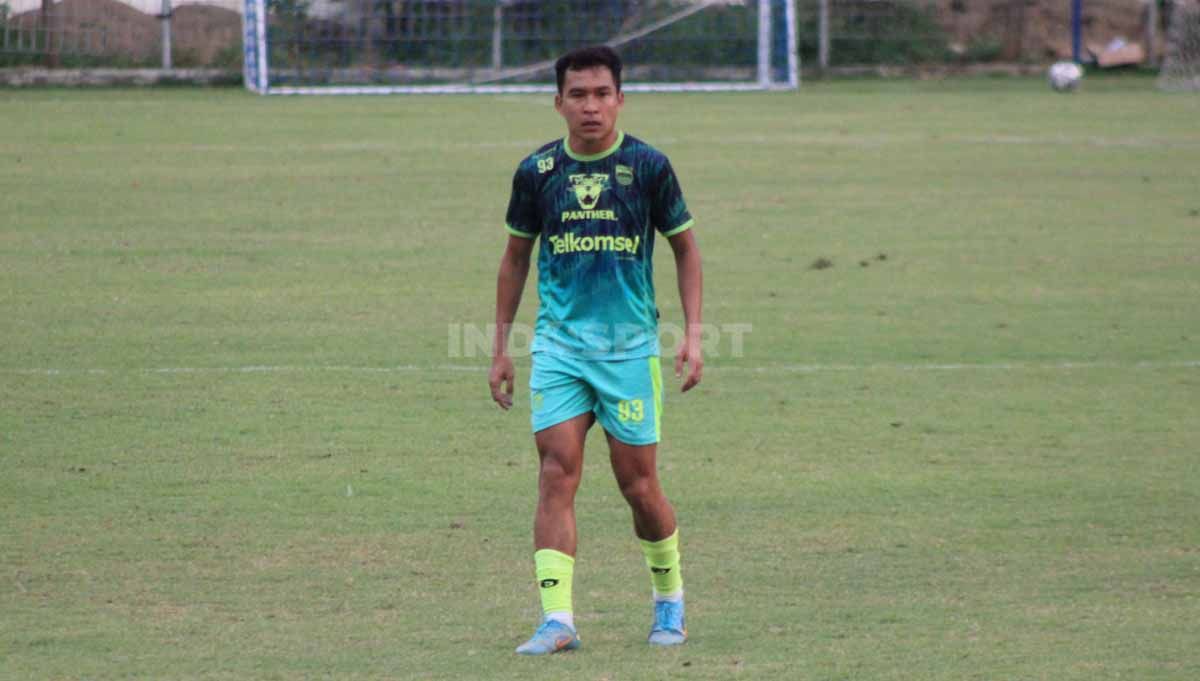 Gelandang Persib Bandung, Erwin Ramdani, menilai penting program latihan bersama dengan tim lain maupun game internal yang disiapkan oleh pelatih Luis Milla. Copyright: © Arif Rahman/INDOSPORT