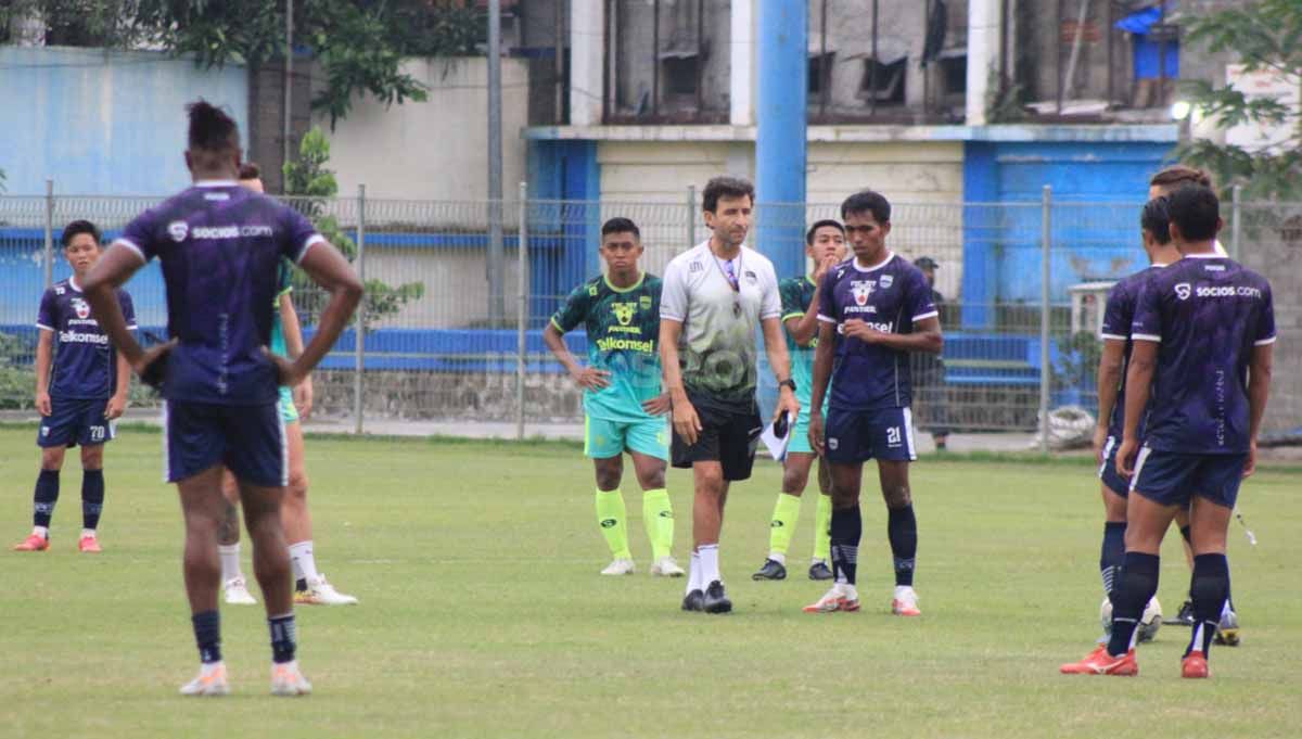 Pelatih Persib, Luis Milla, saat game internal di Stadion Persib, Jalan Ahmad Yani, Kota Bandung, Sabtu (05/11/22). Copyright: © Arif Rahman/INDOSPORT