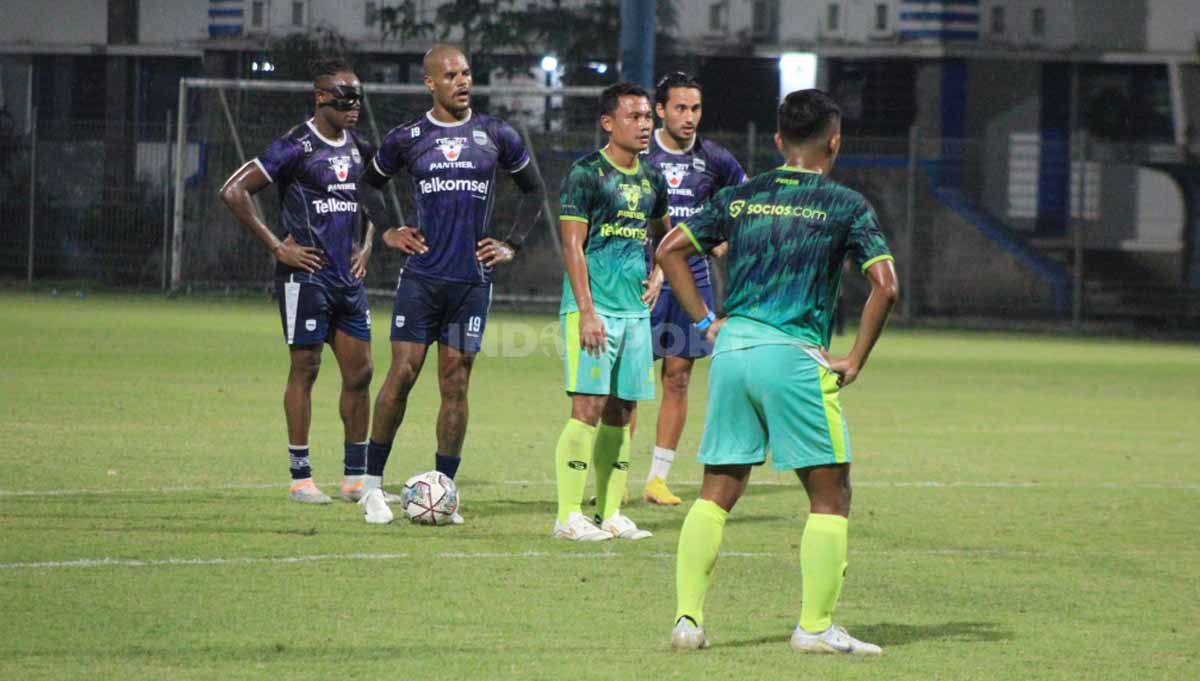 Pelatih Persib, Luis Milla, saat game internal di Stadion Persib, Jalan Ahmad Yani, Kota Bandung, Sabtu (05/11/22). Copyright: © Arif Rahman/INDOSPORT