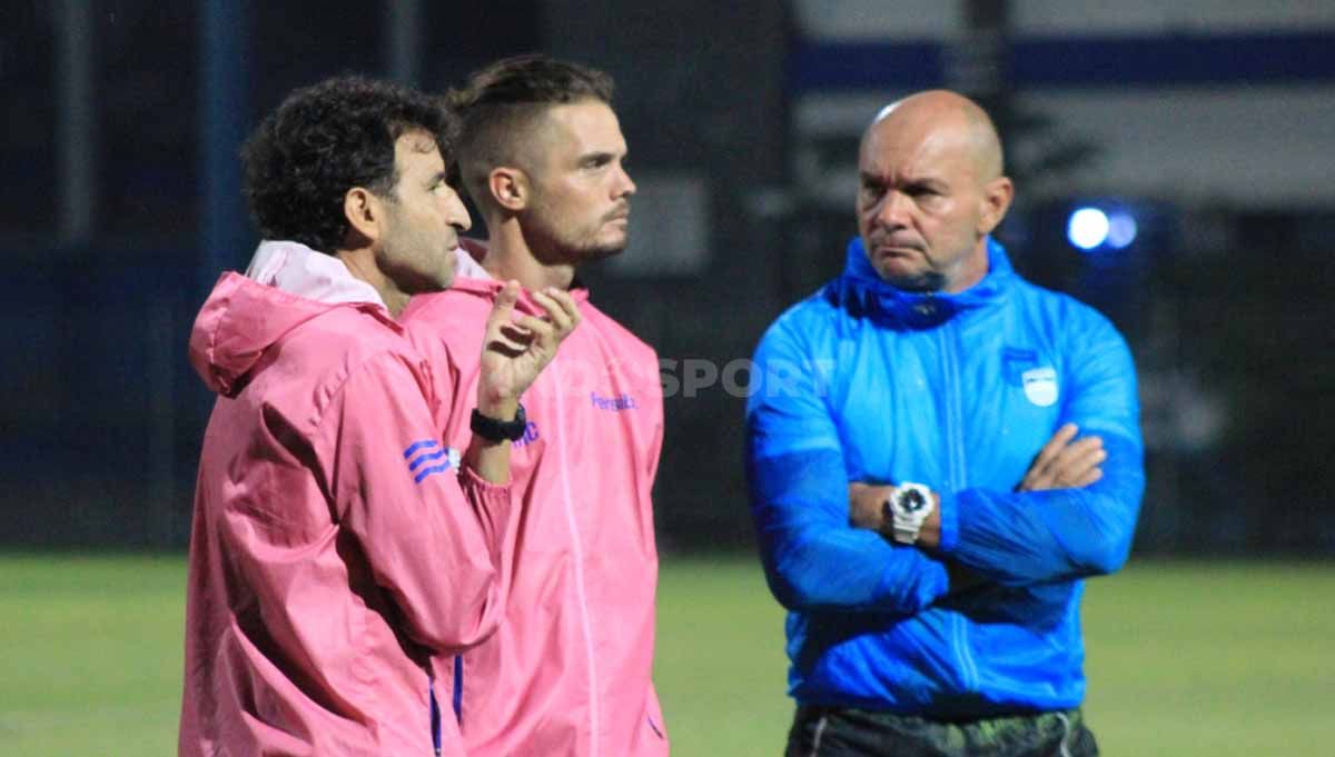 Pelatih Persib Bandung di Liga 1, Luis Milla (kiri) bersama dua asistennya. Copyright: © Arif Rahman/INDOSPORT