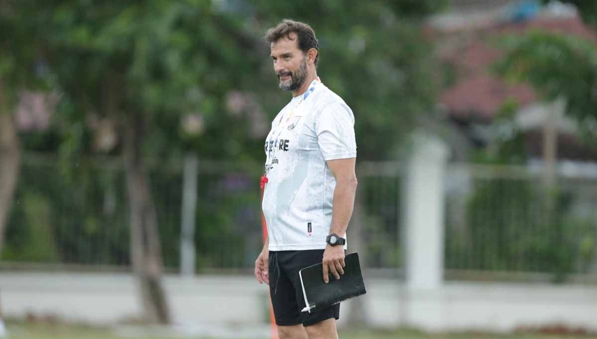 Pelatih Persis Solo, Leonardo Medina tak memandang Persik dari status di klasemen sementara Liga 1 dan bakal tetap mewaspadai permainan sang lawan. Copyright: © Persis Solo