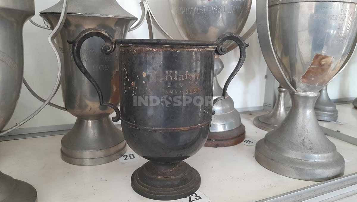 Piala tertua yang ada di Balai Persis. Piala ini tertanggal 3 September 1923. (Foto: Nofik Lukman Hakim/INDOSPORT) Copyright: © Nofik Lukman Hakim/INDOSPORT