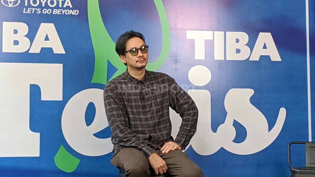 Presenter Vincent Romipes, di acara Press Conference Turnamen 'Tiba Tiba Tenis' Oleh Vindes Media, Selasa (08/11/22). (Foto: Ammara Marthiara/INDOSPORT) Copyright: © Ammara Marthiara/INDOSPORT