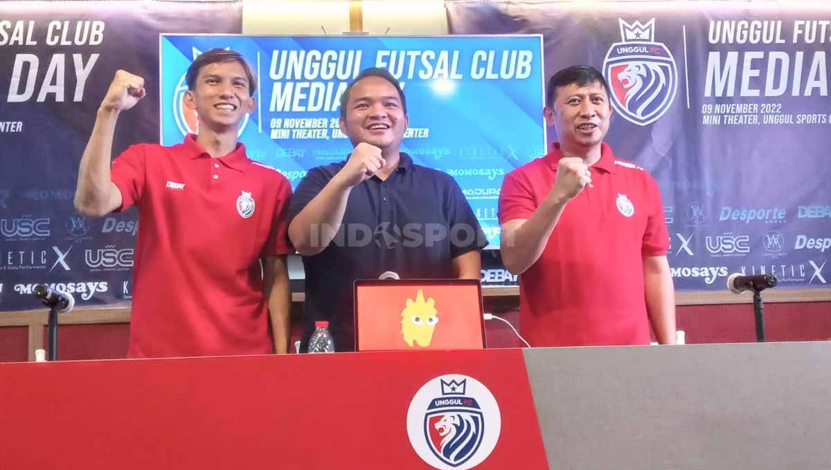 Owner Unggul FC, Nicola Reza Samudra (tengah) bersama Ramadhan Zidani (pemain) dan Andre Irawan (pelatih). Copyright: © Ian Setiawan/INDOSPORT