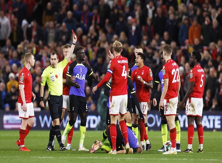 Pemain Nottingham Forest, Orel Mangala dikartu merah setelah melanggar bintang Tottenham, Richarlison Reuters/Andrew Copyright: © reutersconnect.com