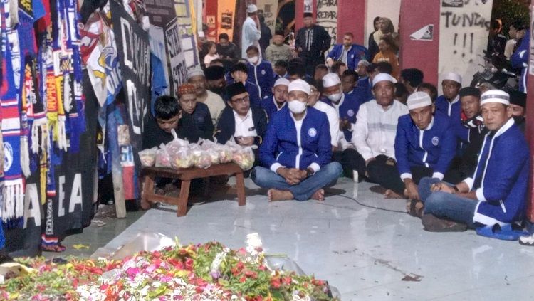 Tim Arema FC saat berdoa di Gate 13 Kanjuruhan. Copyright: © Ian Setiawan/INDOSPORT