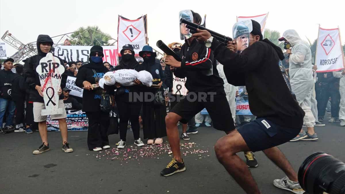 Aksi teaterikal penembakan gas air mata. Copyright: © Ian Setiawan/INDOSPORT