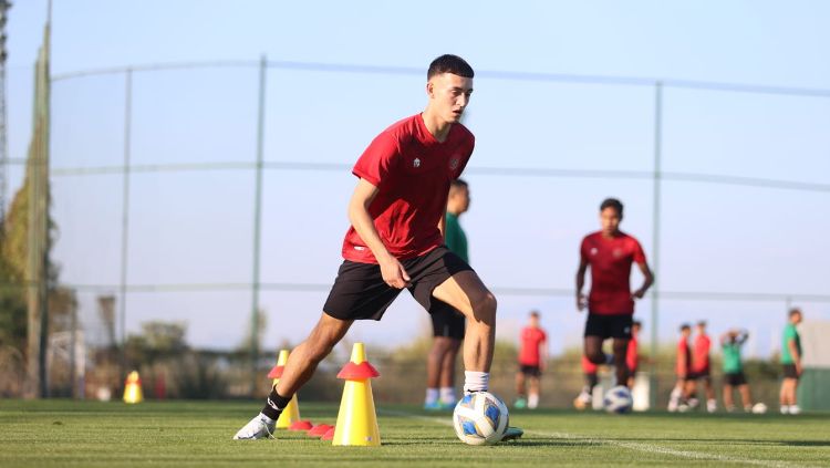 Pemain naturalisasi, Ivar Jenner saat mengikuti TC Timnas Indonesia U-20 di Turki. Kini ia dipanggil ke Timnas Indonesia senior jelang FIFA Match Day vs Argentina. Copyright: © PSSI