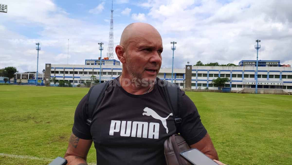 Pelatih penjaga gawang Persib, Luizinho Passos. Copyright: © Arif Rahman/INDOSPORT