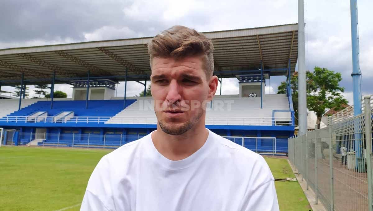 Bek Persib, Nick Kuipers. Foto: Arif Rahman/INDOSPORT. Copyright: © Arif Rahman/INDOSPORT