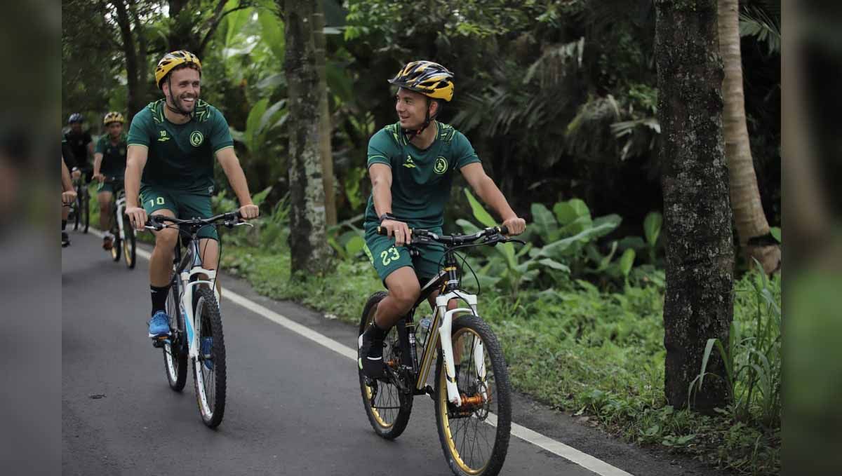 PSS Sleman melakukan latihan fisik dengan bersepeda mengelilingi Kaliurang. (Foto:PSS Sleman) Copyright: © PSS Sleman